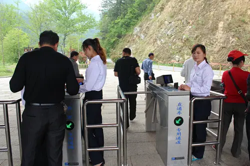那么景區(qū)通道閘如何選擇？景區(qū)通道閘選擇要注意哪些問題？
